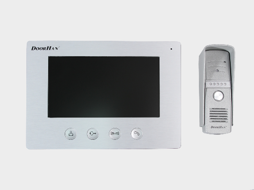 DOMO7 domofon komplekti, videotelefon funktsiyasi, darvozalar va eshik boshqaruvi bilan.